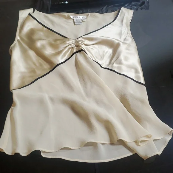 Elegant Cream Sleeveless Top - Picture 5 of 8